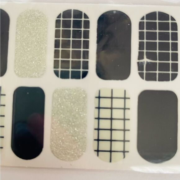 š
 2 forā$15 š
NAVY ANDĀ SILVER BLOCK PRESS ONāNAILS - Picture 1 of 3